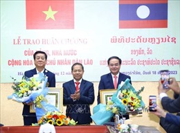 Trao Huân chương của Đảng, Nhà nước Lào tặng cán bộ Bộ Nội vụ và Ủy ban Dân tộc