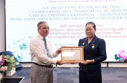 Trao Kỷ niệm chương tặng Tổng Lãnh sự Lào tại TP Hồ Chí Minh