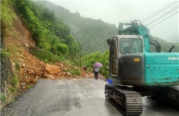 Mưa lớn khiến lũ trên sông Hồng lên cao, gây sạt lở, ách tắc nhiều tuyến đường tại Lào Cai