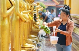 Lễ tắm Phật trong Tết cổ truyền Bun Pi May tại Lào