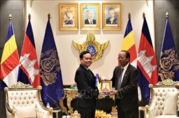 Phó Thủ tướng Trần Lưu Quang chào Phó Thủ tướng, Bộ trưởng Quốc phòng Campuchia