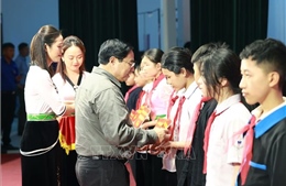 Thủ tướng tặng học bổng cho trẻ em có hoàn cảnh khó khăn tỉnh Điện Biên