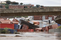 Mưa lớn, lũ lụt kéo dài gây tàn phá trên diện rộng tại Nam Phi