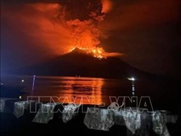 Núi lửa Ruang ở Indonesia phun trào tro bụi cao 3.000 m