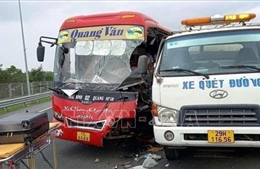 Xe khách va chạm xe quét đường trên cao tốc Hải Phòng - Hạ Long làm 1 người tử vong