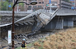 Sập lan can cầu ở Hàn Quốc, 1 khách bộ hành thiệt mạng