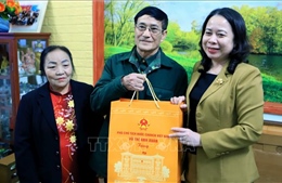 Phó Chủ tịch nước trao quà cho gia đình chính sách, công nhân khó khăn tại Thái Bình