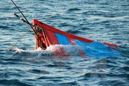 Một tàu nước ngoài vớt được 14 thuyền viên gặp nạn ở vùng biển Bình Thuận