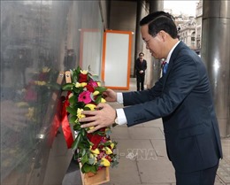Chủ tịch nước Võ Văn Thưởng đặt hoa tại Biển tưởng niệm Bác Hồ tại London
