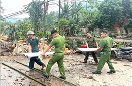 Huy động lực lượng tại chỗ hỗ trợ người dân khắc phục hậu quả mưa dông, lốc