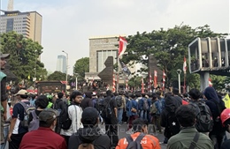 Indonesia: Người biểu tình đốt trụ sở hội đồng thành phố Makassar gây nhiều thương vong