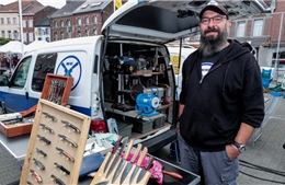Khi thợ mài dao trở lại phiên chợ: Nghề xưa hồi sinh giữa thời tiêu dùng nhanh