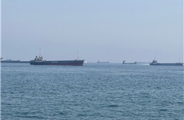 Hàng trăm tàu chờ ngoài Hormuz bất chấp tín hiệu hạ nhiệt từ Mỹ và Iran