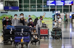 Hàng nghìn hành khách mắc kẹt tại sân bay Hong Kong vì bão Noul