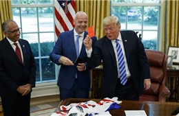 Tổng thống Trump đứng về phía Chủ tịch FIFA Infantino giữa làn sóng chỉ trích