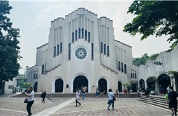 Theo dòng người đến Nhà thờ Baclaran ở Manila