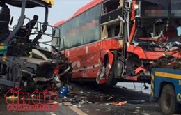 Xe buýt lấn làn tông trực diện xe tải, ít nhất 11 người thiệt mạng