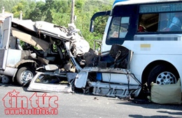 Tai nạn liên hoàn giữa 2 xe khách và 1 xe tải, đèo Bảo Lộc ách tắc nhiều giờ