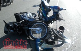 Hai xe máy tông trực diện khiến ba người thương vong