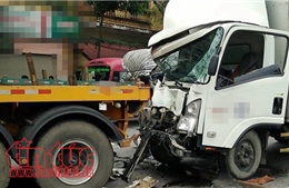 Dừng đèn đỏ, xe tải bị tông mạnh từ phía sau, lái xe tử vong tại chỗ