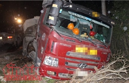 Ô tô tải va chạm với tàu hỏa, hai người bị thương