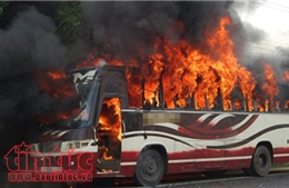 Cháy rụi xe khách trên đèo Khánh Lê, 44 hành khách kịp rời xe