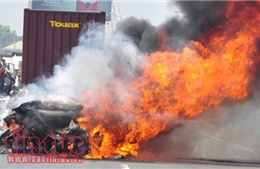 Xe container cháy rụi ngay bãi đỗ xe cây xăng