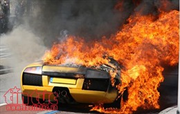 Xe ô tô bốc cháy dữ dội khi đang lên đèo Mimosa Đà Lạt