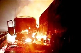 Xe đầu kéo bốc cháy dữ dội sau tai nạn trên Quốc lộ 6