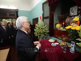 Tổng Bí thư, Chủ tịch nước Nguyễn Phú Trọng dâng hương tưởng niệm Chủ tịch Hồ Chí Minh tại Nhà 67