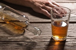Bảy thanh niên bị ngộ độc vì uống rượu tự chế