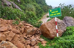 Đường lên bán đảo Sơn Trà, Đà Nẵng bị sạt lở nghiêm trọng do mưa lớn
