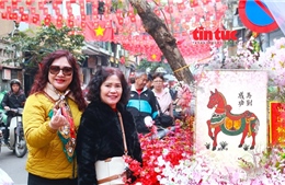 Chợ Tết phố cổ Hà Nội tấp nập người mua sắm, chụp ảnh đón năm mới