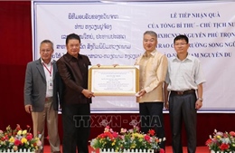 Lễ trao quà tặng của Tổng Bí thư, Chủ tịch nước Nguyễn Phú Trọng cho Trường song ngữ Lào-Việt Nam