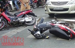 Hà Nội: Ô tô mất lái, gây tai nạn liên hoàn làm 2 người tử vong