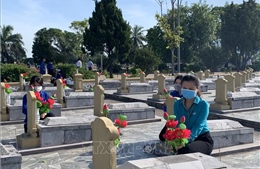Tuổi trẻ Hà Tĩnh dâng 6.000 đóa sen hồng lên mộ Liệt sĩ