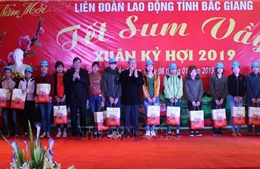 Thường trực Ban Bí thư Trần Quốc Vượng thăm, tặng quà công nhân lao động tại Bắc Giang