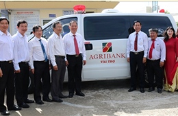 Agribank Bến Tre: Bàn giao xe cứu thương cho Trung tâm Y tế huyện Bình Đại