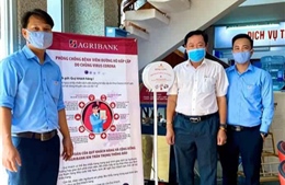 Agribank Đồng Nai được Tổng công ty Dofico tặng máy xịt sát khuẩn tự động