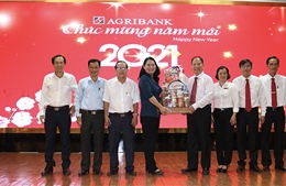 Agribank Bến Tre trao 700 triệu đồng hỗ trợ quà tết