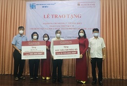Agribank Chi nhánh Lý Thường Kiệt tặng thiết bị y tế phòng, chống dịch COVID-19 cho Bệnh viện Đại học Y dược TP Hồ Chí Minh