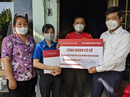 Agribank Chi nhánh Bình Triệu hỗ trợ 15 hộ gia đình có hoàn cảnh khó khăn do COVID-19 