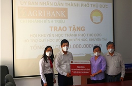 Agribank Bình Triệu trao học bổng "Khuyến học, khuyến tài"