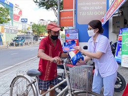 FPT Long Châu tri ân cộng đồng với 210.000 ngày thuốc và 140 tấn gạo
