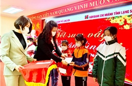 Agribank Lạng Sơn trao quà cho học sinh có hoàn cảnh khó khăn