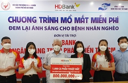 HDBank tặng thẻ Bảo hiểm y tế và tài trợ phẫu thuật mắt cho người dân