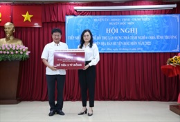 Agribank CN Hóc Môn trao tặng kinh phí xây dựng nhà tình nghĩa, nhà tình thương