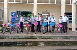 Agribank Kiên Hải  tặng xe đạp cho học sinh có hoàn cảnh khó khăn vượt khó