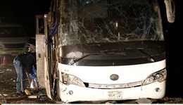 Hiện trường xe chở du khách Việt bị đánh bom gần Kim tự tháp Ai Cập, 4 người thiệt mạng