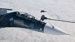 Cận cảnh SU-35 Nga tiếp nhiên liệu trên không